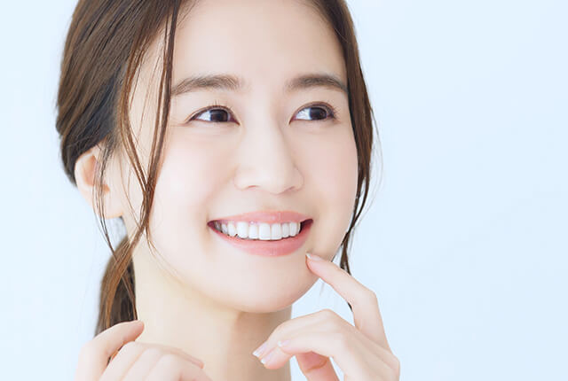 笑顔の歯の綺麗な女性