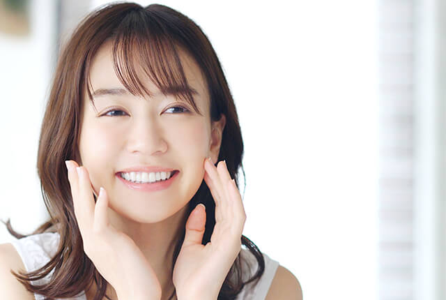 歯の白い笑顔の女性