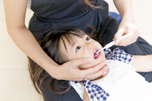 フッ素塗布をされている女の子
