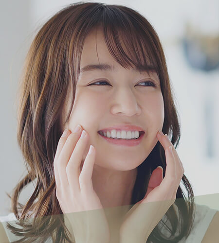 白い歯を見せて微笑む女性